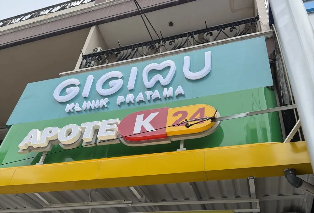 Tampak depan GIGIMU, papan nama di atas Apotek K-24